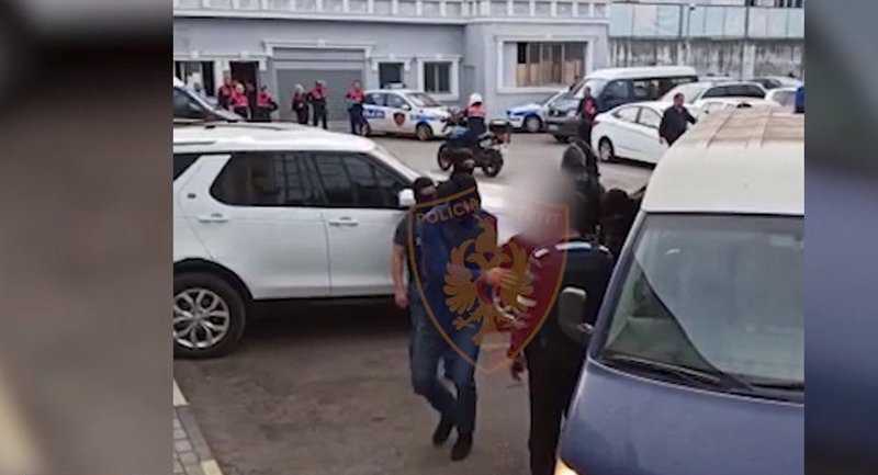 Vjedhje me armë dhe eksploziv në Tiranë e Durrës/ Arrestohet hajduti i bankomateve