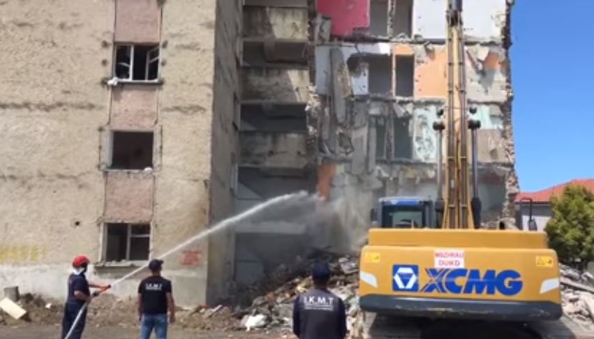 VIDEO/ Shembet pallati i dëmtuar nga tërmeti në Shijak