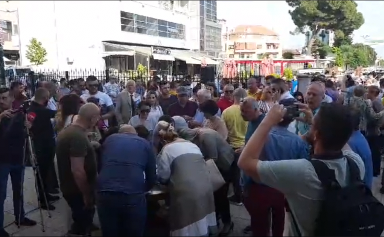 Aleanca për Mbrojtjen e Teatrit vijon turin në Shkodër, mbledhin firmat për peticionin