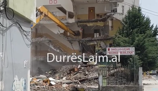 U dëmtua rëndë nga tërmeti, shembet shkolla 9-vjeçare në Durrës (VIDEO)