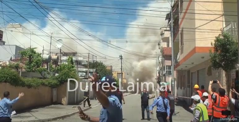 Momenti i shpërthimit të fuqishëm të pallatit në Durrës, tymi pushton lagjen (VIDEO)