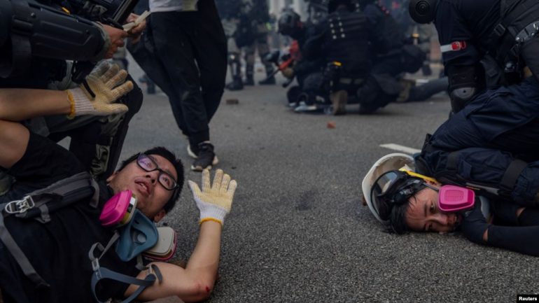 Tensione të ashpra në Hong Kong, policia hedh gaz lotsjellës ndaj protestuesve