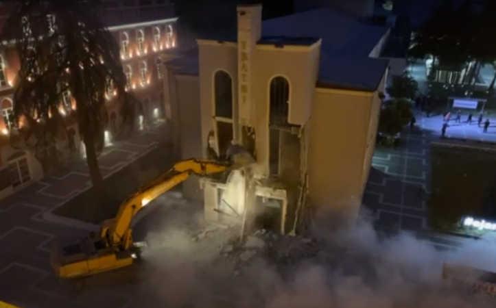 Nis shembja e Teatrit Kombëtar! Shoqërohen Kryemadhi e disa artistë në polici