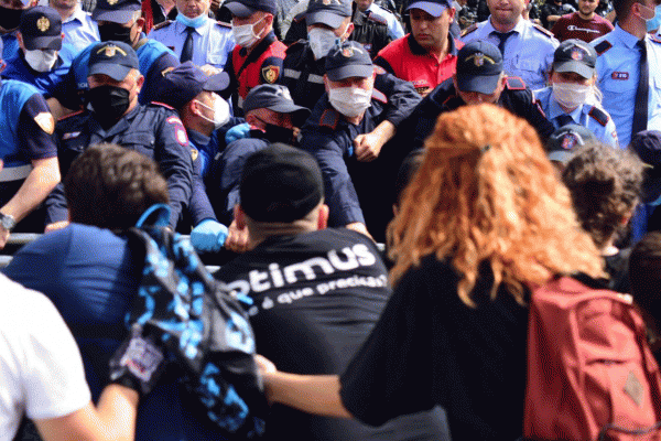 Policia për përplasjet tek Teatri: U lënduan 7 efektivë, shoqëruam 64 persona, 7 të arrestuar