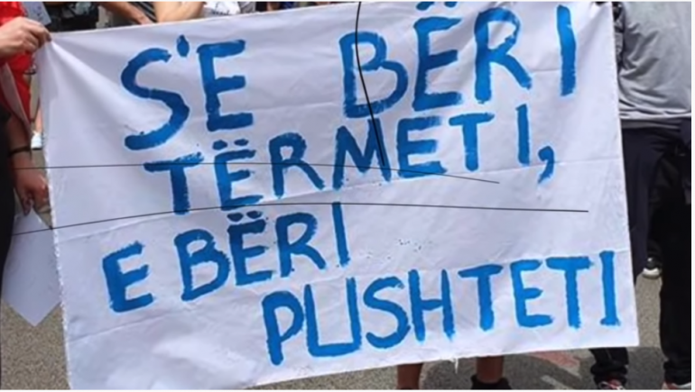 VIDEO/ “S’e shembi tërmeti, por pushteti”, këngëtarët nga Zvicra këngë për Teatrin Kombëtar