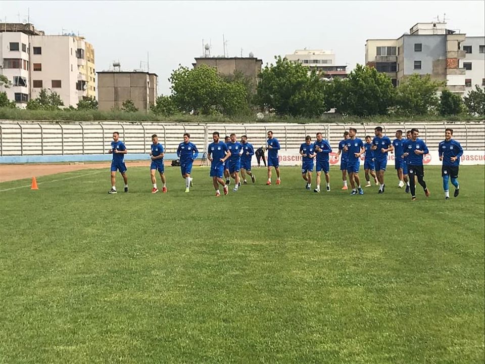 Teuta “ndez motorrët” për kampionatin, durrsakët të karikuar për Laçin