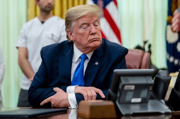 Një nga asistentët personal të Trump rezulton pozitiv me COVID-19