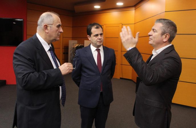 Këshilli Politik zhvendoset nga tryeza, përfaqësuesi i SHBA krahas Gjiknurit dhe Bylykbashit diskuton dhe me Vasilin