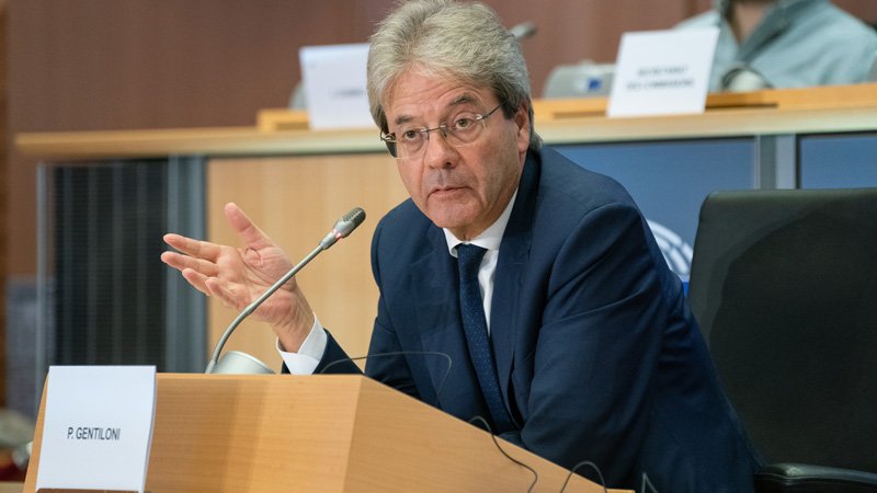 Komisioneri europian i vë “vë vulën”: Këtë vit, do të ketë sezon turistik!