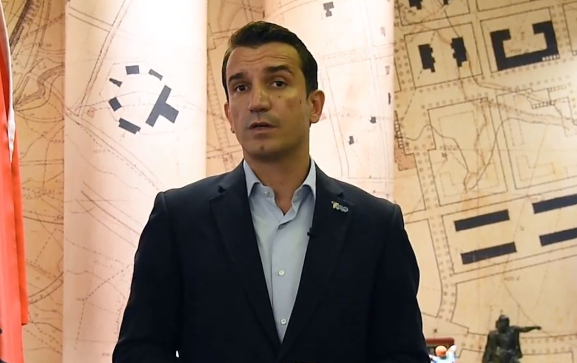 Pas shembjes së Teatrit, reagon Veliaj, por duke iu dridhur zëri