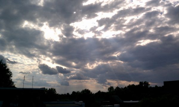 Moti i paqëndrueshëm me reshje shiu e vranësira, ja parashikimi për sot