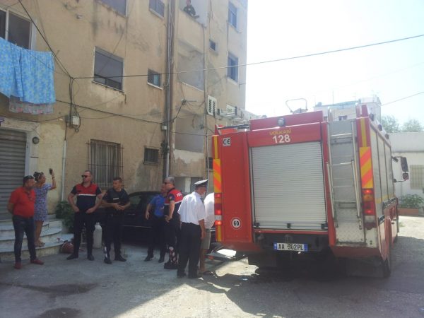 Japin alarmin për gruan e moshuar në Durrës, zjarrfikësit e gjejnë me sobën e ndezur brenda