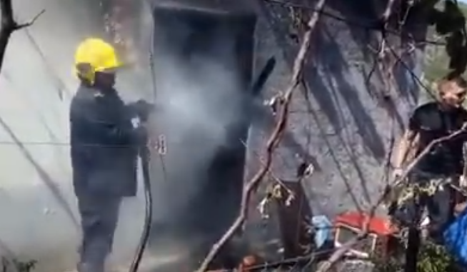 Përfshihet nga flakët një banesë, asfiksohet e moshuara