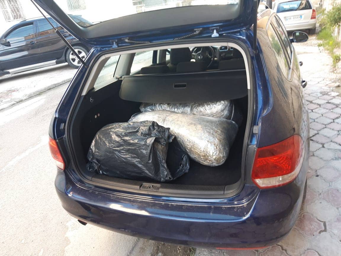 Po udhëtonin drejt Tiranës me 27 kg kanabis në makinë, dy në pranga