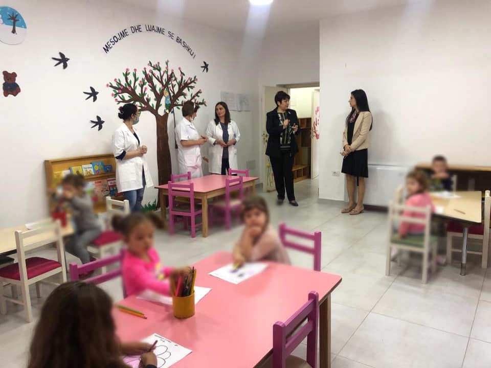 1 qershori/ Kryebashkiakja Sako viziton kopshtin “7 Marsi” dhe çerdhen nr. 4 në Shkozet