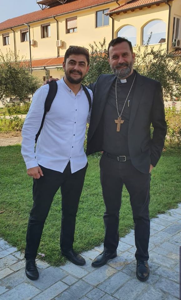 Një nga vëllezërit që u vra mbrëmë mbaroi shkollën për prift, Dom Gjergj Meta i pikëlluar: Lamtumirë Gjoni i mirë