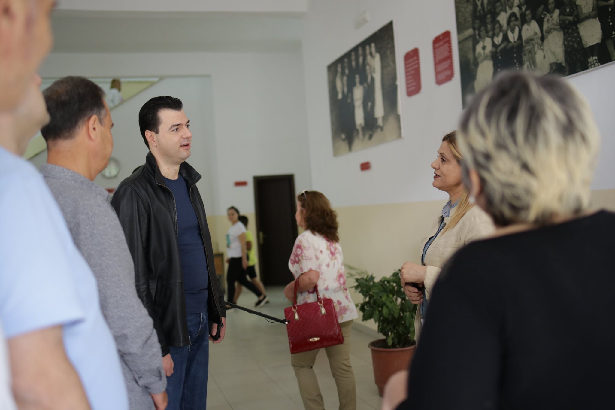 Basha takime me biznese në Elbasan: Vuajnë mungesën e ndihmës, si gjatë dhe pas pandemisë