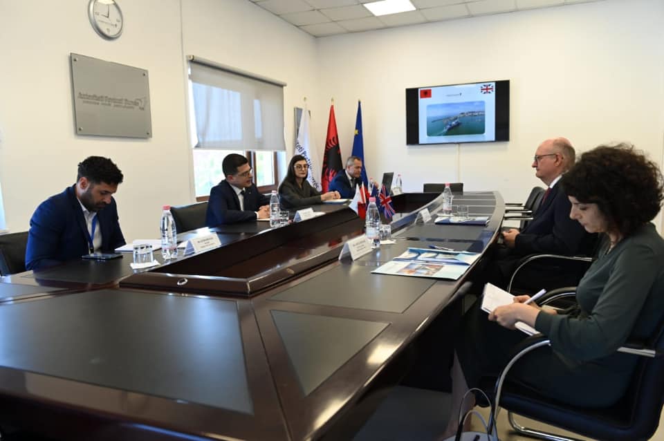 Ambasadori britanik: Intensifikojmë bashkëpunimin me portin e Durrësit (FOTO)