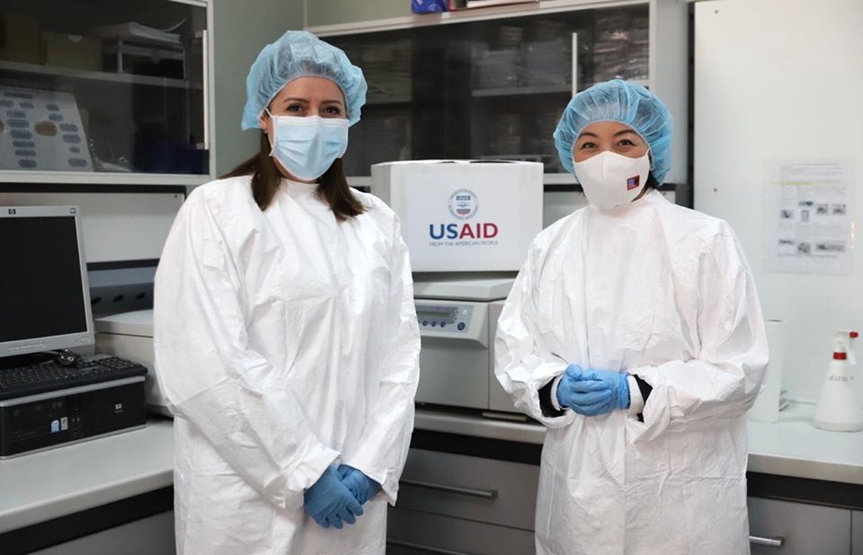 Qeveria amerikane ndihmon Shqipërinë në luftën kundër COVID-19, mbërrijnë në ISHP 3500 komplete testimi