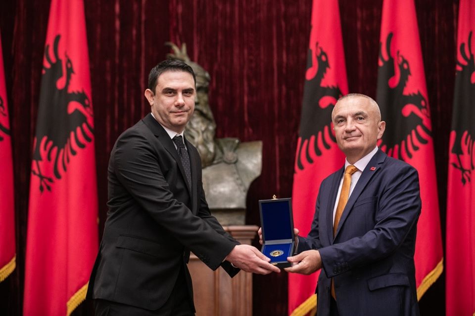 Presidenti Meta vlerëson doktorin epidemiolog, Hajdar Sulo me Dekoratën “Nënë Tereza”