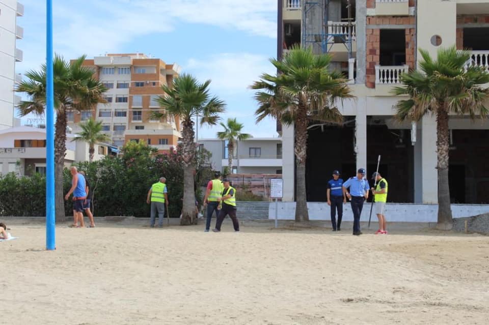 Nis vendosja e sinjalistikës në plazhet publike në Durrës (FOTO)