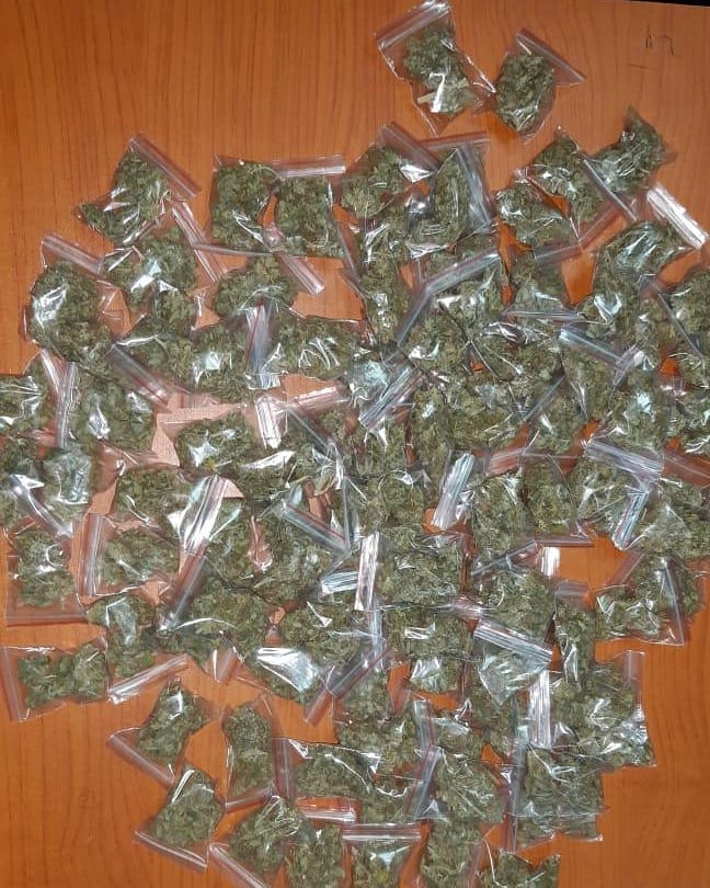 Posedonte dhe shpërndante lëndë narkotike, një i ri në pranga, një tjetër në kërkim