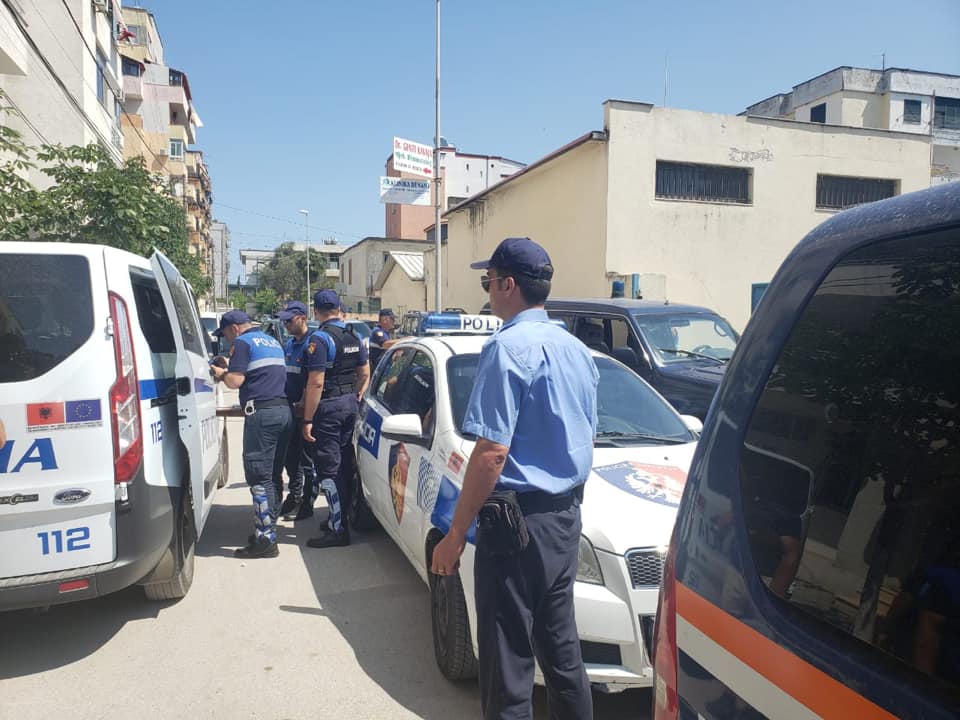 Zinin hapësirat publike, 3 tregtarë ambulantë në Durrës shoqërohen në komisariat