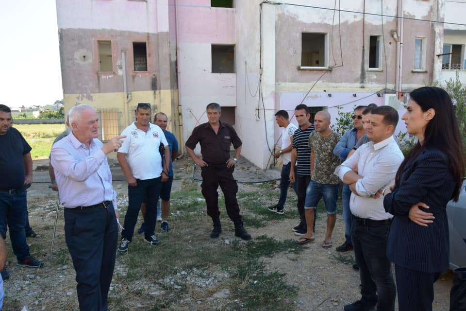Kryebashkiakja e Durrësit inspekton pallatet që do të prishen, jep detaje për procesin e rindërtimit (FOTO)