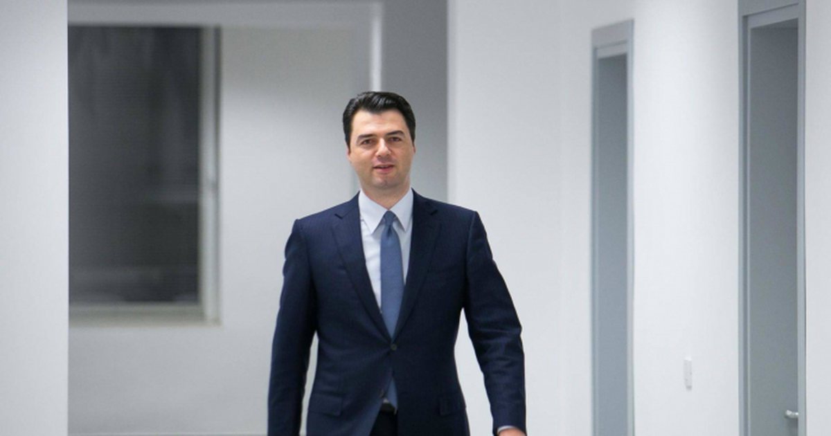 Reforma zgjedhore/ Basha pret ambasadorët në selinë blu