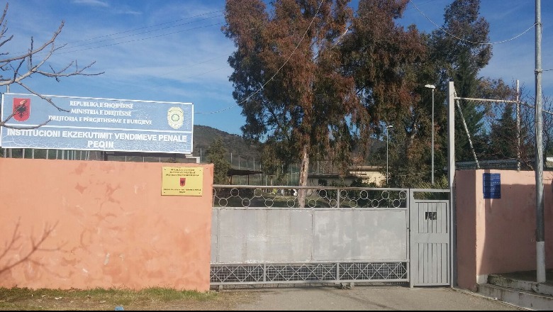 Fshehu drogën në pantallona që ta fuste në burgun e Peqinit, arrestohet polici