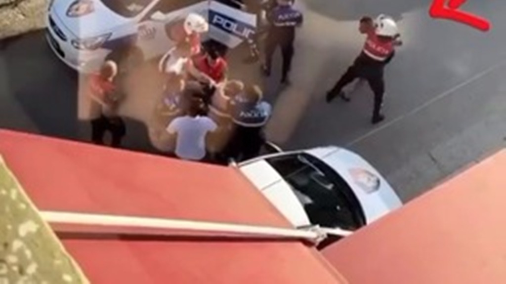 Goditën një person të prangosur, pezullohen 2 policë