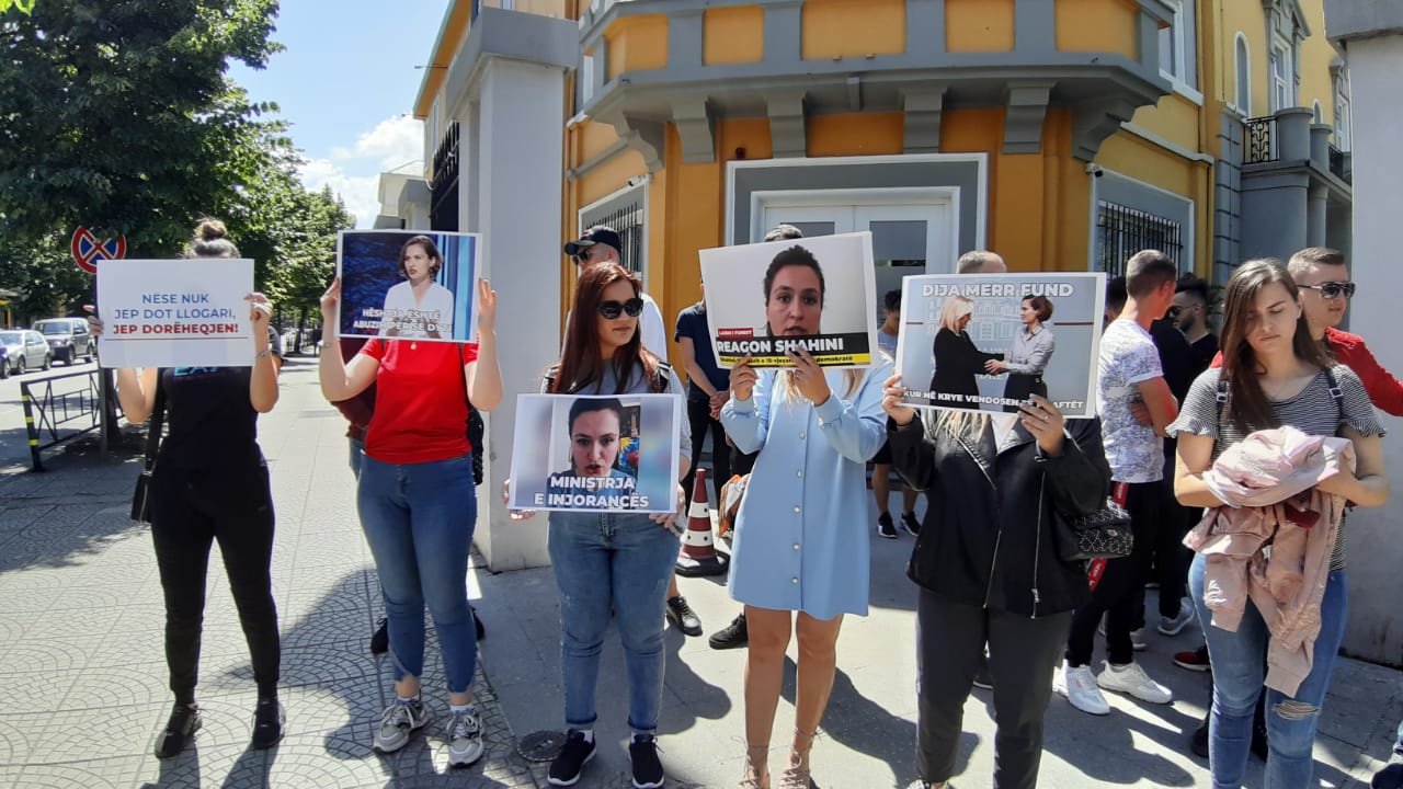 Abuzimi i së miturës nga roja i shkollës/ FRPD proteston para Ministrisë së Arsimit: Të shkarkohet Besa Shahini!