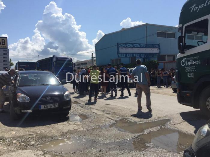 Punonjëset e fasonerisë bllokojnë rrugën në Xhafzotaj, kërkojnë pagën e luftës