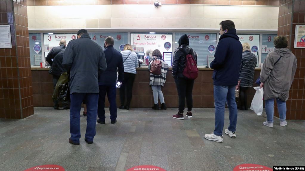 Edhe pse rastet vijojnë të rriten, Moska lehtëson masat e izolimit