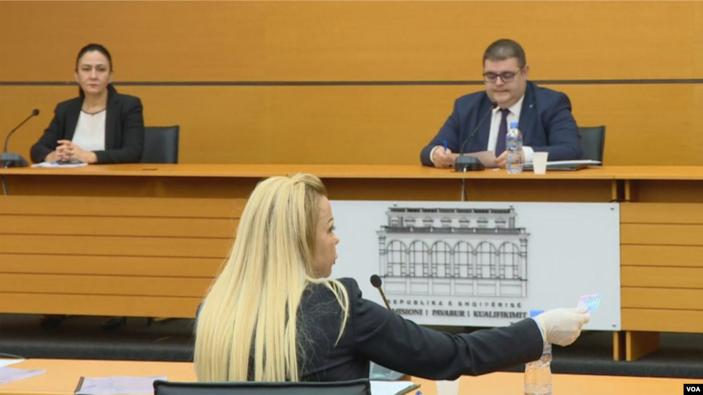 VOA për shkarkimin e Fatmira Hajdarit: Ka të drejtën e ankimimit, por standarti i KPA-së për pasuritë e pajustifikuara është më i rreptë