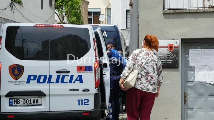 VIDEO/ Shoferin e kamionit e pret gruaja te dera e gjykatës së Durrësit: Të dua shumë!