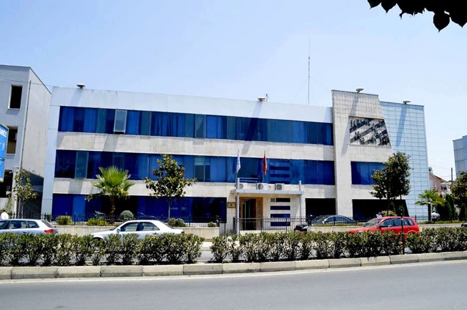 Një person qëllon me armë zjarri te Bashkia e Kamzës