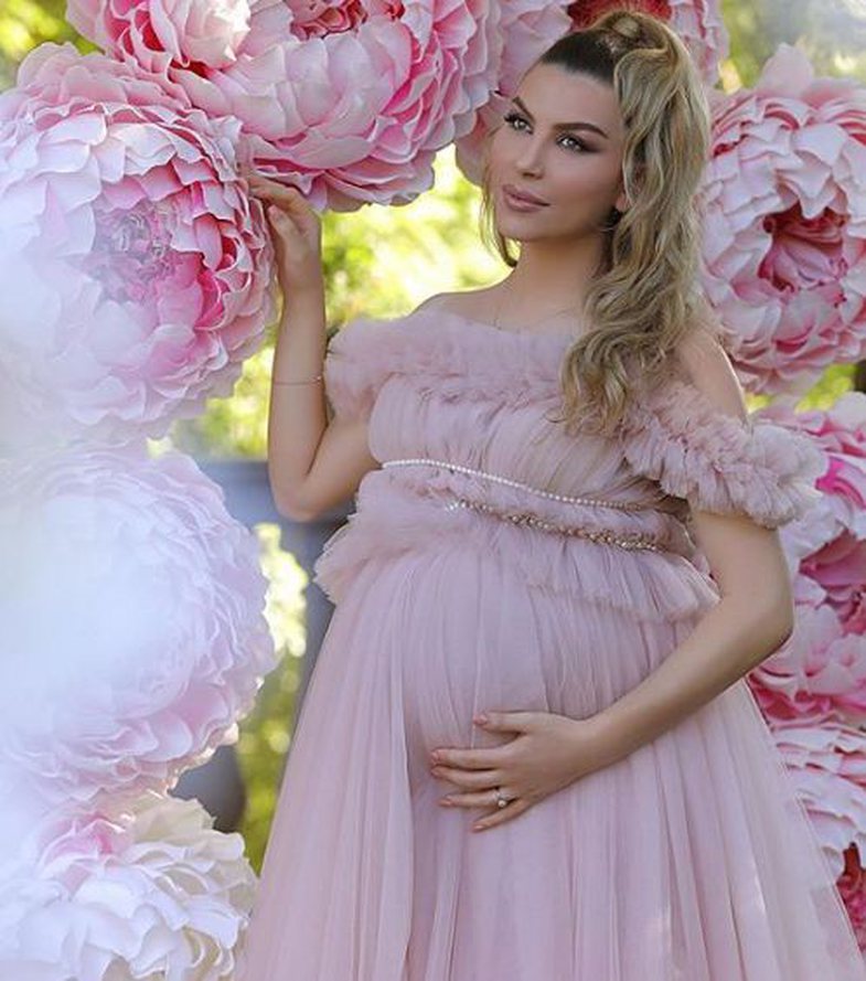 Olta Boka në pritje të fëmijës së saj të parë, zbulon gjininë e bebit