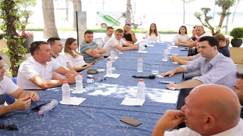 Basha takohet me operatorët turistikë në Vlorë: Taksat e larta që shkojnë në xhepat e oligarkëve do të reduktohen