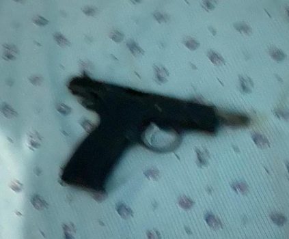 Vetëplagoset me armë zjarri i riu, shkon në spital por e arreston policia