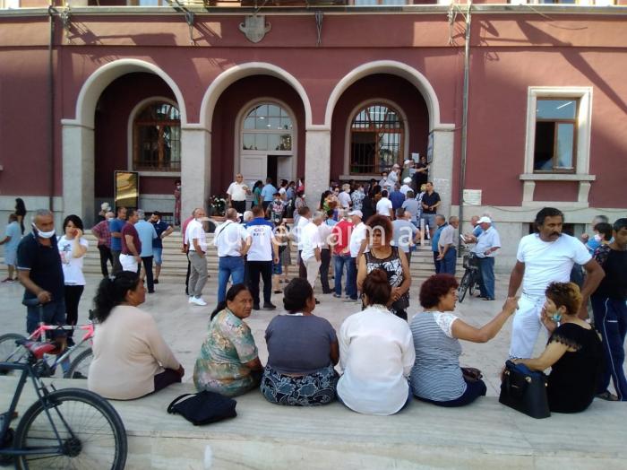 U skualifikuan nga lista e përfituesve të grantit për rikonstruksion, banorët e Durrësit mblidhen përpara bashkisë