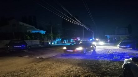 Përplasen tre automjete, dy persona mbesin të plagosur