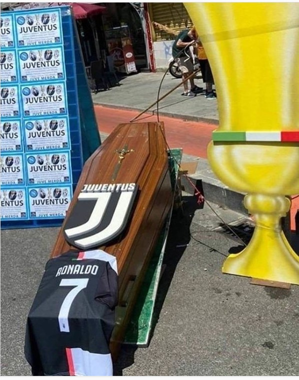 Tifozët e Napolit provokojnë rëndë Ronaldon dhe Juventusin