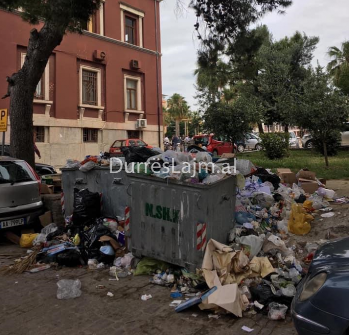 Bashkisë i &#8220;mbijnë&#8221; plehrat në derë. Kështu do t&#8217;i presë Durrësi turistët???