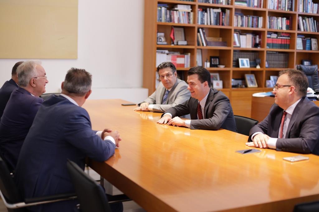 Basha pret dy ish-zyrtarët e lartë nga Kosova