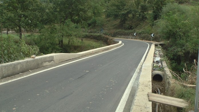 Bie nga ura ndërsa hidhte mbeturinat, plagoset 25-vjeçarja