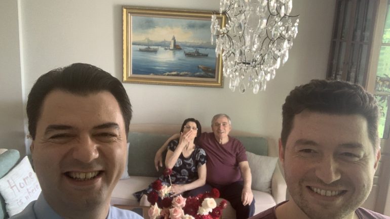 “Një nga ditët më të lumtura”, Basha poston foton me familjen në ditëlindjen e nënës