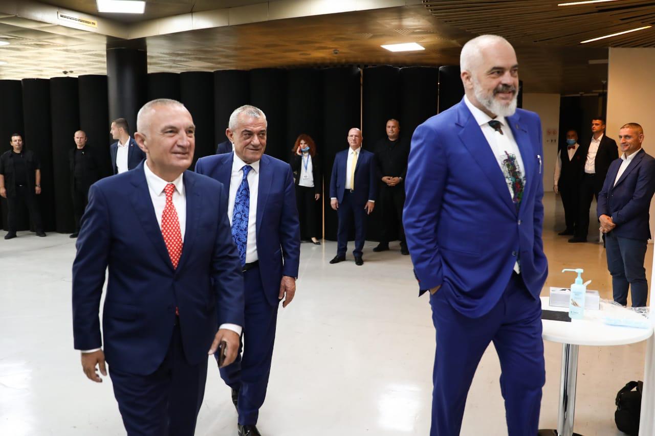 “Luftë bërrylash”, Rama poston foton me Presidentin Meta