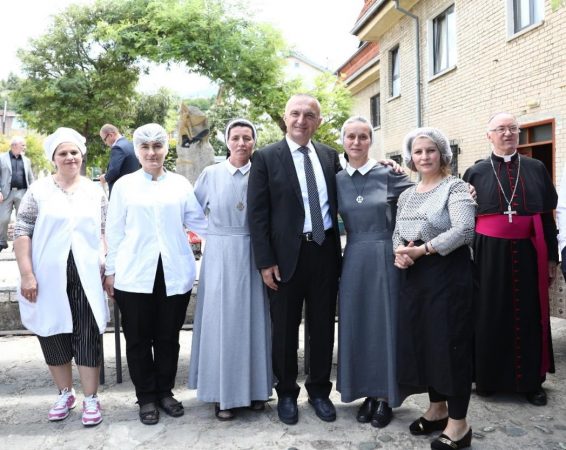 Meta takon Motrat e Shtëpisë “Bijat e Dashurisë Hyjnore”: Mirënjohje për kujdesin e tyre ndaj të varfërve