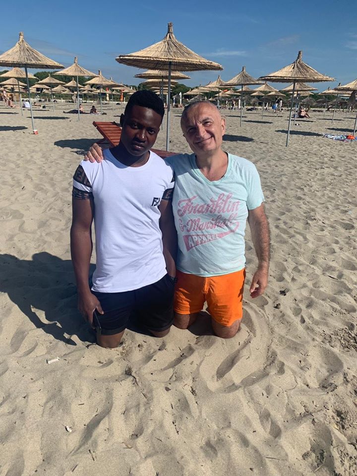 Presidenti Meta publikon një foto, që përcjell mesazhin kundër racizmit